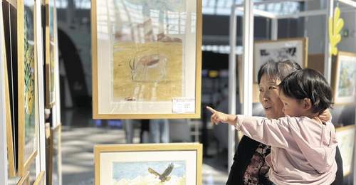 西宁青少年画展亮相曹家堡机场 呈现三江源生态之美
