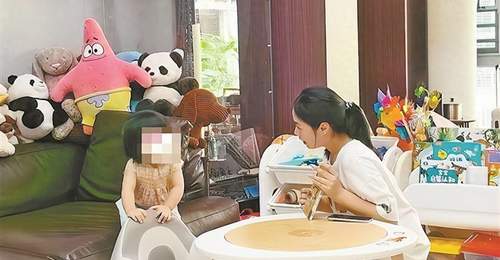大学生兼职看护孩子:陪伴学习两不误,暑期需求旺盛