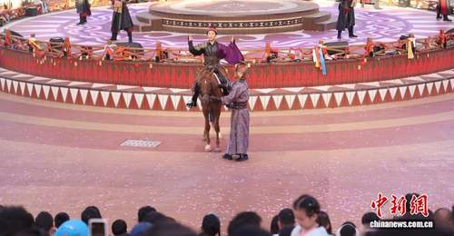宁夏银川漫葡小镇暑期热闹非凡 游客沉浸参与多元活动体验拉满
