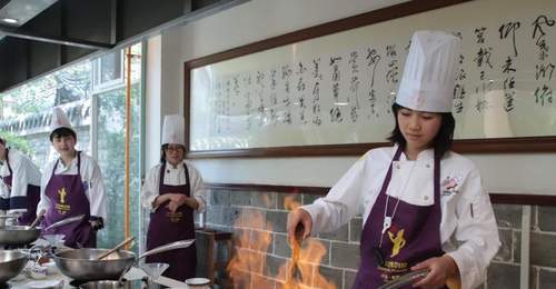 华星小记者解锁川味与川魂 荷兰姐妹花下厨做宫保鸡丁还想带海外传魅力