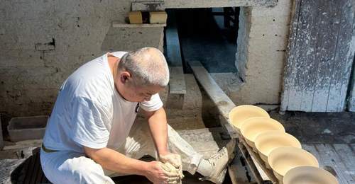 来景德镇古窑体验千年瓷都柴烧魅力 跟着传承人触摸窑火匠心温度