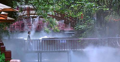7月金龙峡避暑趣:市民戏水品茗享山野清凉