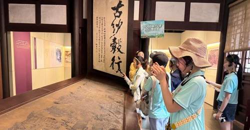 中外小记者穿梭三苏祠高槐村 沉浸式品古韵玩扎染畅诉四川体验