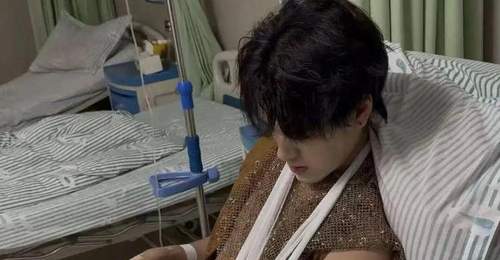 方特景区NPC兼职遇意外 一级运动员手腕被游客掰断发声维权 游客失联仅收2万赔偿