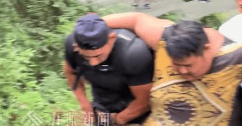 网红良子挑战峨眉山徒步遇高原反应晕倒 同伴用竹竿托腹助行 景区提醒量力而行