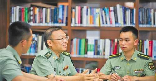 国防科技大学研究员王戟白板教学 带学生攻关卡脖子技术