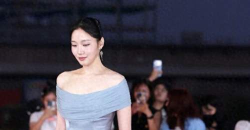 青龙电视剧大赏红毯现场 金高银穿雾霾蓝高定纱裙 低发髻配水滴耳坠 每帧都是柔雅氛围感
