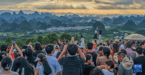 广西阳朔杨梅岭村夕阳山喀斯特峰林盛景引各地游客打卡体验