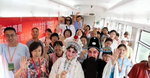400余游客乘2026首趟非遗主题旅游专列赴米脂 边赏秦腔边体验陕北多元景致