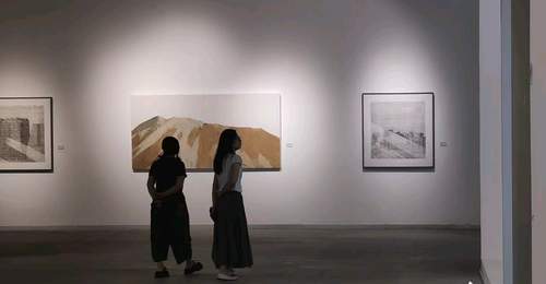 广州画院2026年度“和鸣南粤”系列展览启幕 三地艺术家百余件都市题材作品邀观众漫步展厅感受笔墨与城市的碰撞
