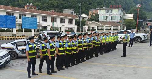 游客出行更安心!盘州景区交通整治全线上阵 执法人员驻点排查疏堵护平安