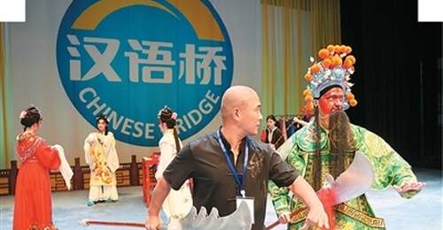 海河剧院里的热乎互动!天津师大专为留学生办的评剧沉浸式体验,190个海外青年画脸谱穿戏服过足戏瘾