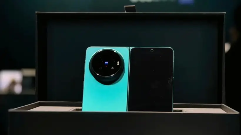vivoXFold6:2亿主摄搭配增距镜,演唱会山顶也是大屏现场