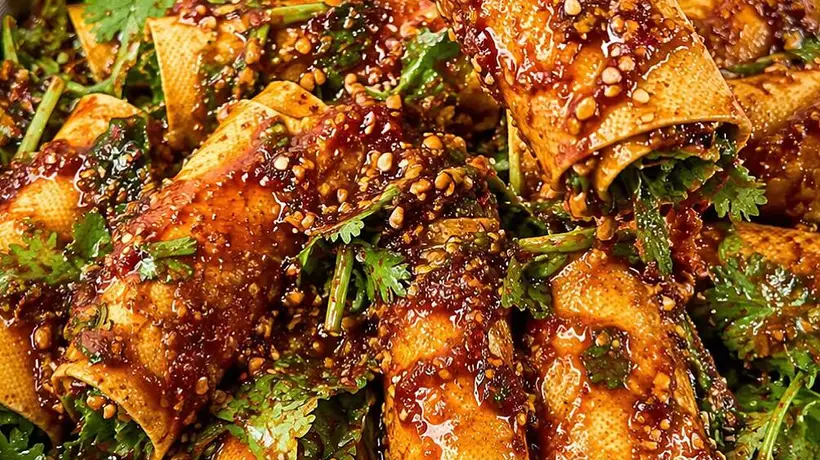 豆皮菜卷:裹满酱汁,越嚼越香