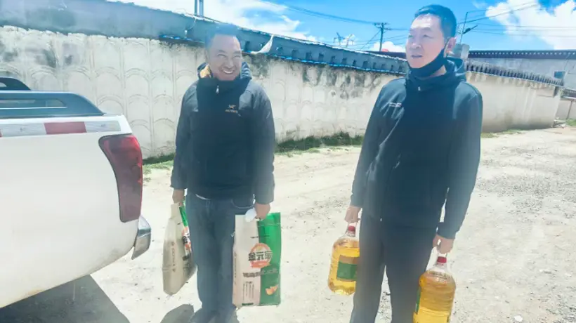 从擦肩而过到携手同行——青藏铁路首发列车长陈春友与安多牧民塔规20年的天路情缘