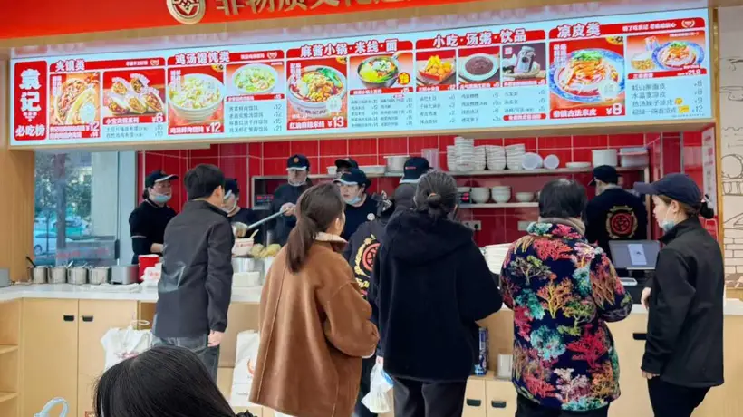 非遗美食成了暑期热点，为什么游客越来越愿意为一门老手艺停下来？