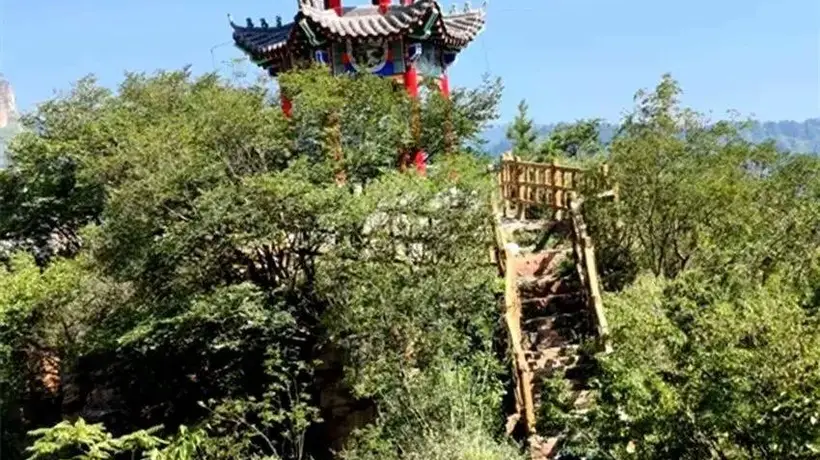 壮壮胆登上山巅