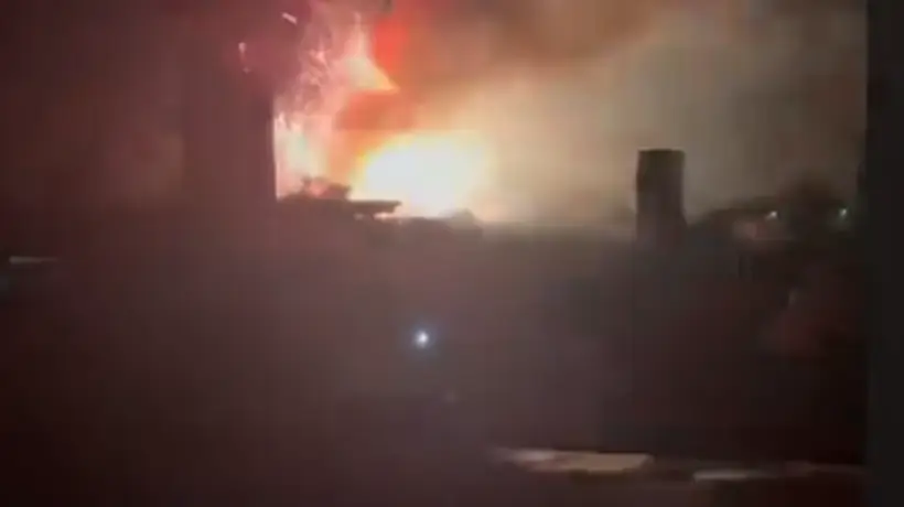 福建莆田一烟花爆竹厂被人为纵火，现场火光冲天，嫌疑人已被控制