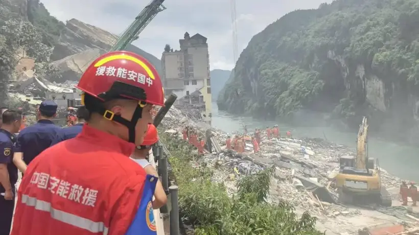 “拼命地跑,腿脚都是软的”,重庆男子丢下车:如果车再快几十秒,就被埋了