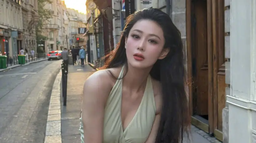 张馨予晒巴黎街拍美照 穿淡绿长裙清新靓丽身材好
