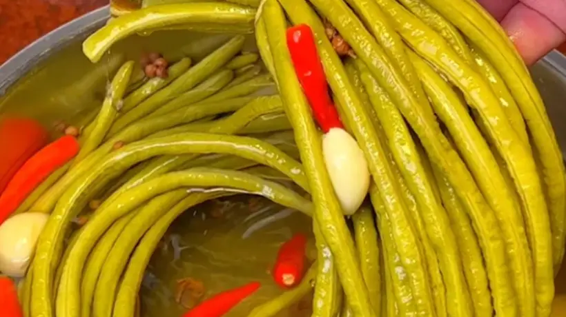 一坛酸香封夏日,鲜豇豆腌渍时光