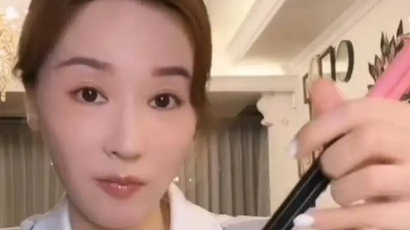 吴佳尼自曝不会用筷子:“老师只教减肥,没教过怎么拿筷子”