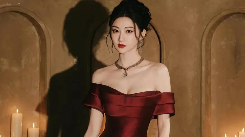 景甜夏日写真曝光，高定礼服与深V装尽显性感魅力