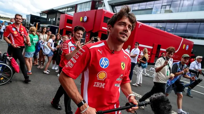 F1匈牙利大奖赛现场：车迷围观首日练习赛，法拉利车手包揽两次练习头名引关注