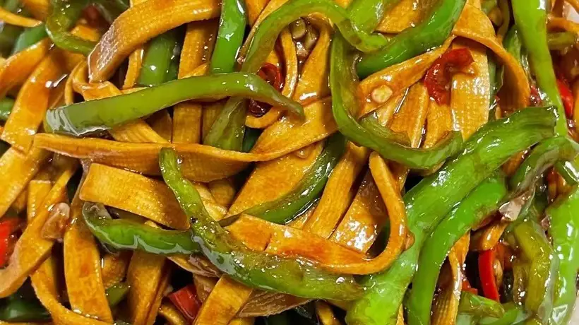 下饭圈神仙组合!跟着做青椒炒千张,脆嫩鲜滑香得全家抢着尝