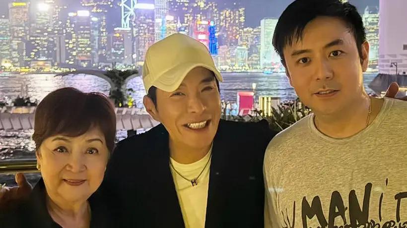 78岁甄珍携子赴友人聚会 与梁思浩同框笑意盈盈尽显好状态
