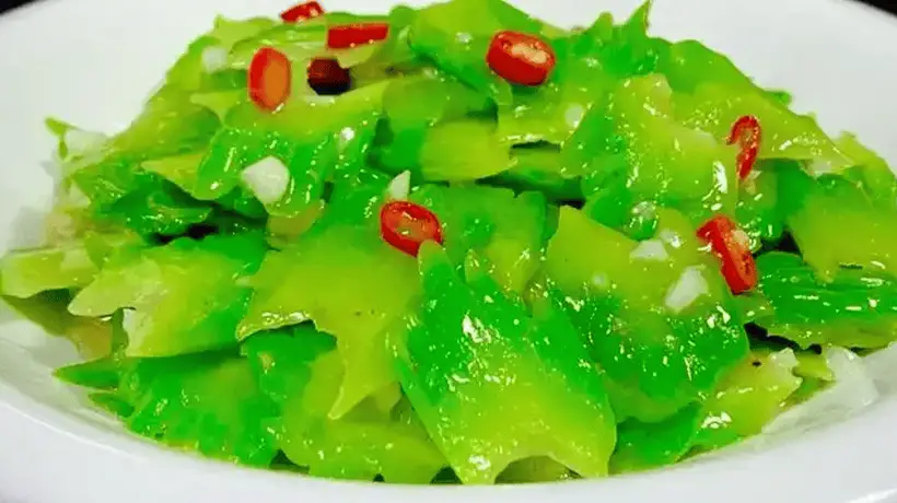 想让苦瓜炒后不苦还抢手？来get挖瓤泡盐水快炒的实用小技巧