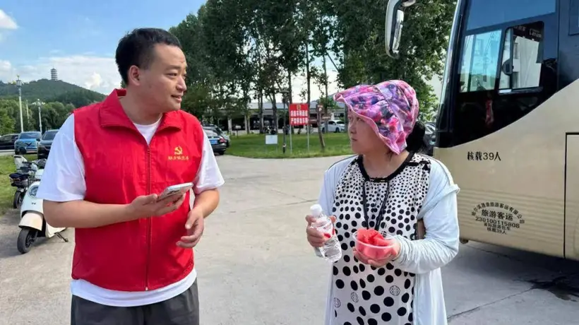 大箐山县朗乡花海盛夏迎客 志愿者暖心服务伴游享清凉