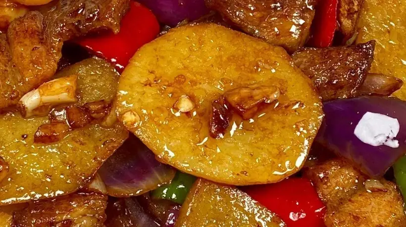 手把手做干锅土豆片!焦香酥脆配五花肉,参与烹饪解锁地道干香风味
