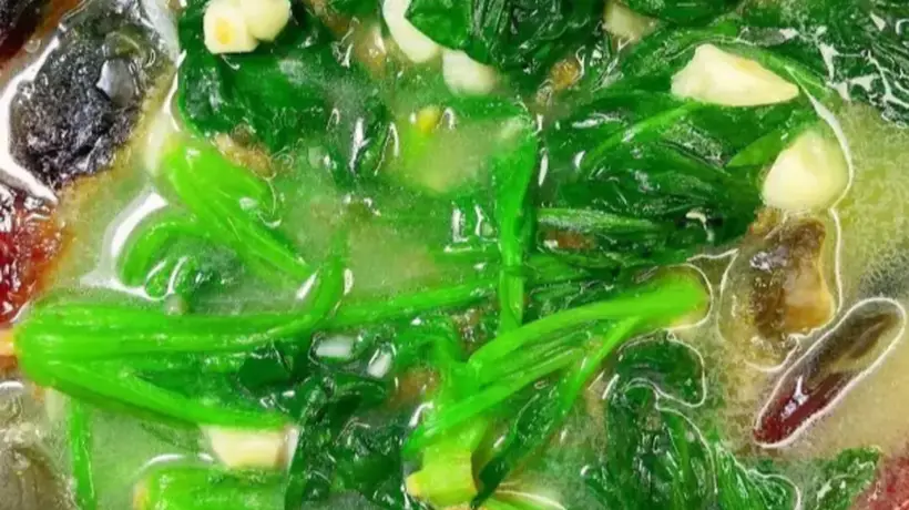 鲜爽金银蛋菠菜汤，家人围坐尝粤式家常食趣