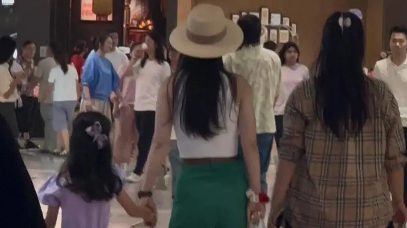 吴倩带穿淡紫公主裙的女儿商场闲逛 随性松弛逛gai氛围好治愈