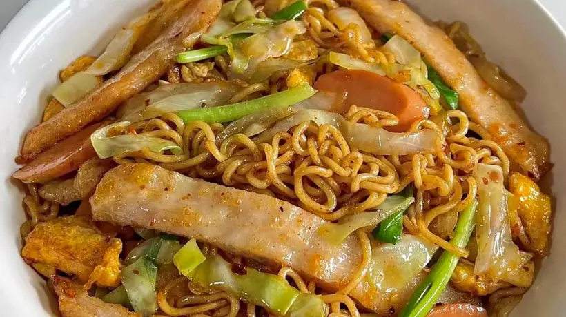 在家DIY超香鸡排炒面，从煎到炒每步都有烟火气，好吃到停不下来