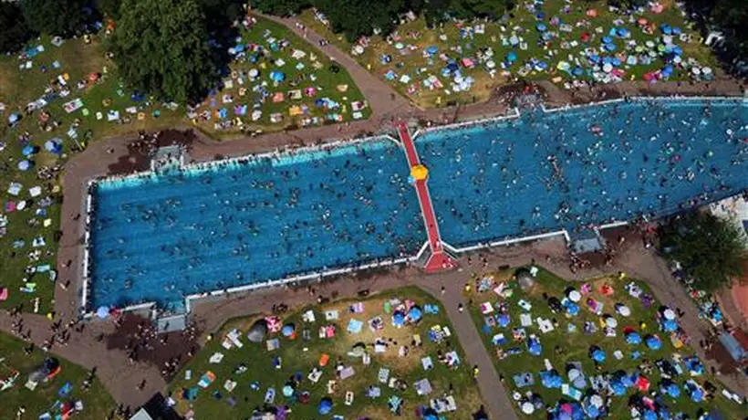 欧洲1300人因高温死亡:居民抢购700欧元空调还得自己扛回家,有网友说“想回武汉避暑”