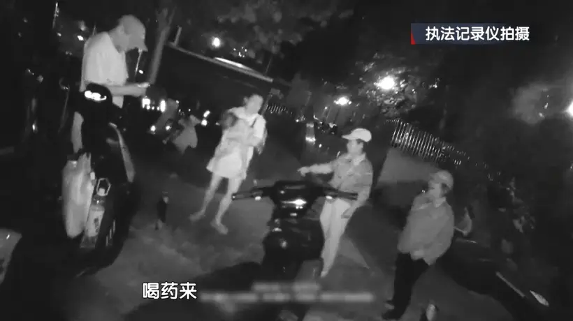 北京突发:一岁幼童呛药窒息 丰台民警现场急救