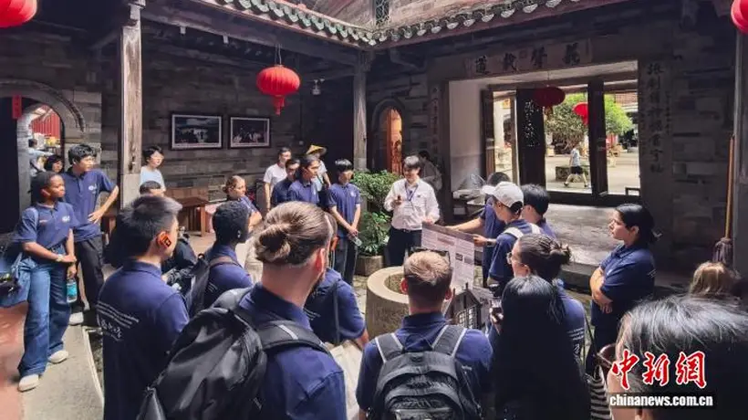 多国土木学者探访福建土楼 感受东方建筑奇迹