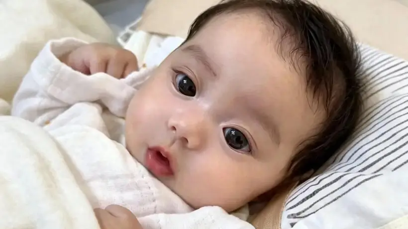 “最美婴儿”出生意外爆火!皮肤白、大眼睛、高鼻梁,让人羡慕