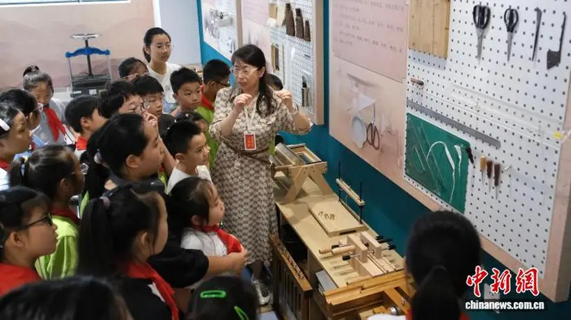 指尖修复“时光” 浙江学生走进档案馆触摸历史温度