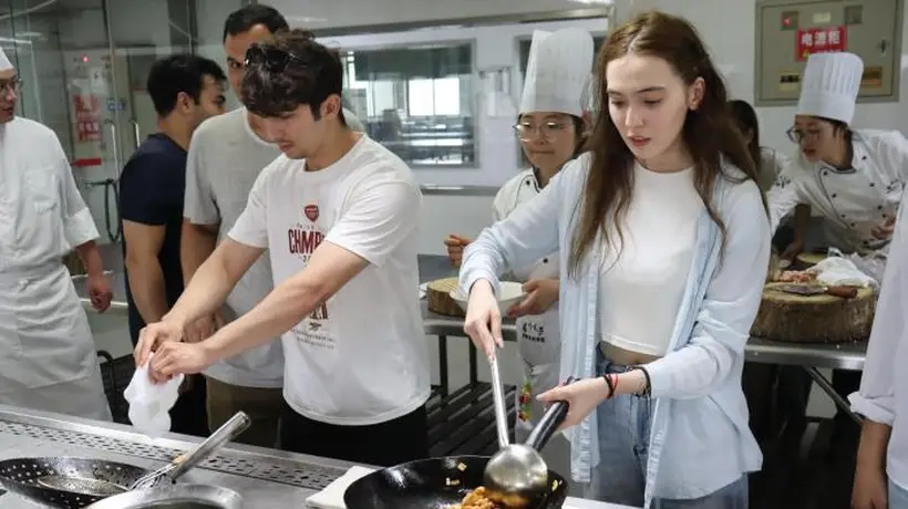 中外青年以食会友 共品中华饮食文脉