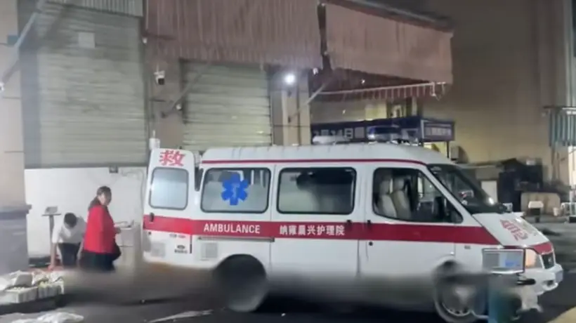 贵州毕节一救护车凌晨在批发市场装卸水果?护理院负责人:车已卖出作为货车使用,过户后就会将警灯拆除并变更涂装