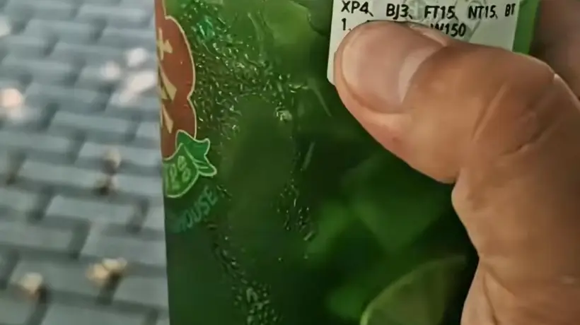 茶饮店爆款饮品名为“蜂油精”,顾客称口感清爽,品牌方:系蜂蜜柠檬水,不含风油精,已上架多年
