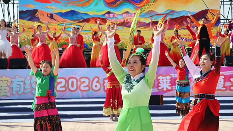 甜蜜有约:2026磴口华莱士消夏节启幕,游客尽享河套风情