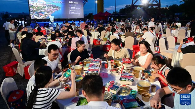 八闽美食嘉年华福州启幕,千人海鲜火锅激活夏日文旅消费