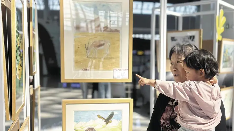 西宁青少年画展亮相曹家堡机场 呈现三江源生态之美
