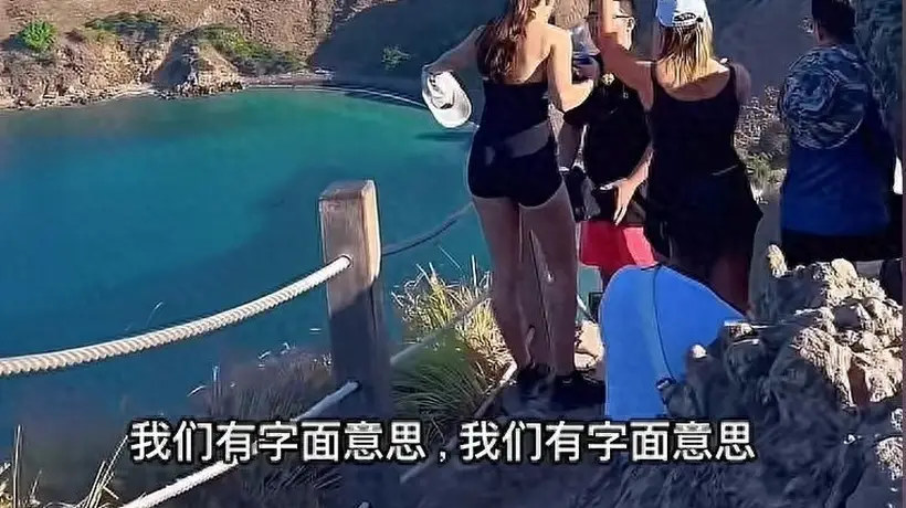 中国游客印尼乱扔垃圾引争议 澳洲游客泼水视频引网络热议