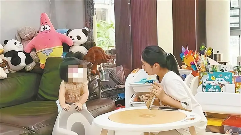 大学生兼职看护孩子:陪伴学习两不误,暑期需求旺盛