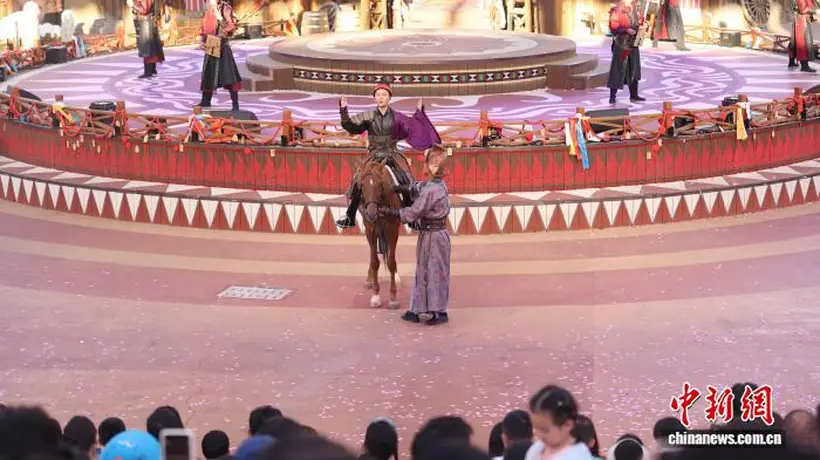 宁夏银川漫葡小镇暑期热闹非凡 游客沉浸参与多元活动体验拉满